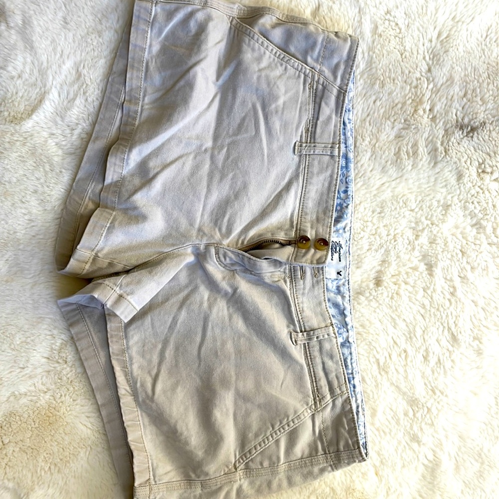 American Eagle women’s khaki shorts